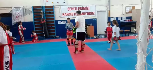 Gediz'den 4 Kick Boks Sporcusu Türkiye Şampiyonasına Hazırlanıyor