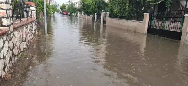 İzmir'de Sağanak Sırasında Elektrik Akımına Kapılan 2 Kişi Hayatını Kaybetti