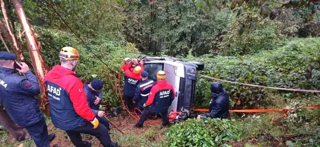 Rize'de Uçuruma Yuvarlanan Araçta Sürücü Kurtarıldı