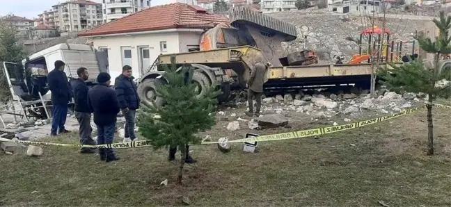 Freni Patlayan Kepçe Yüklü Tır Kamu Binasına Çarptı