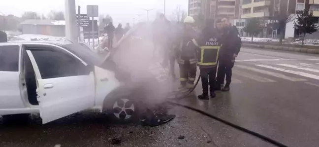 Muş'ta Seyir Halindeki Otomobil Alev Alev Yandı