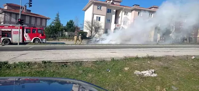 Arnavutköy'de Fiat Tofaş Marka Araçta Yangın Çıktı