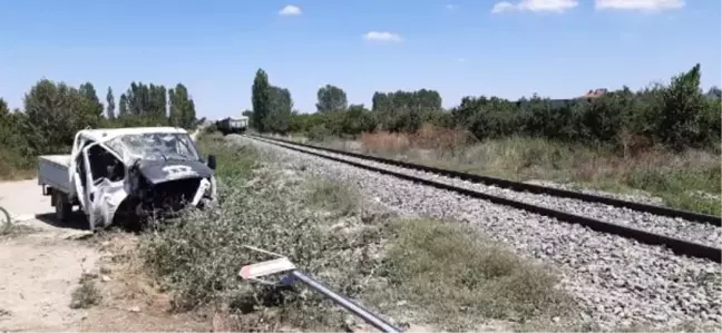 Yük treni hemzemin geçitte kamyonete çarptı: 1'i ağır 5 yaralı