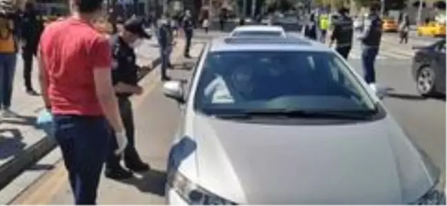 Kızılay Meydanı'nda sokağa çıkma yasağı öncesinde sıkı denetim