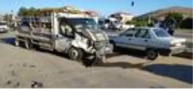 Kırmızı ışıkta geçen kamyonet, 5 araca çarptı: 4 yaralı