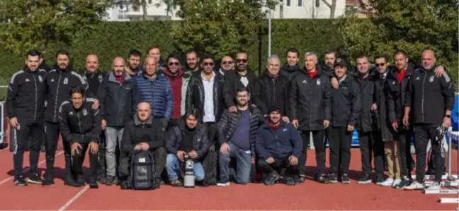 Beşiktaş'ta Karaveli basın mensuplarıyla hatıra fotoğrafında