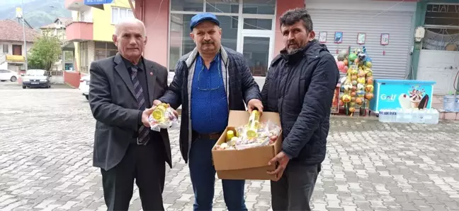 Muhtardan seçmenlerine şekerleme ve kolonya hediyesi