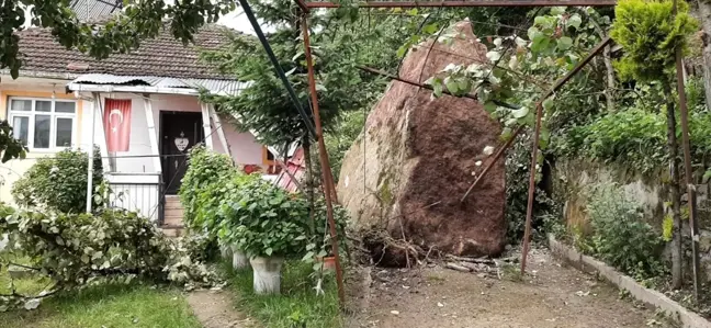 Ordu'da yamaçtan kopan kaya evde hasara yol açtı