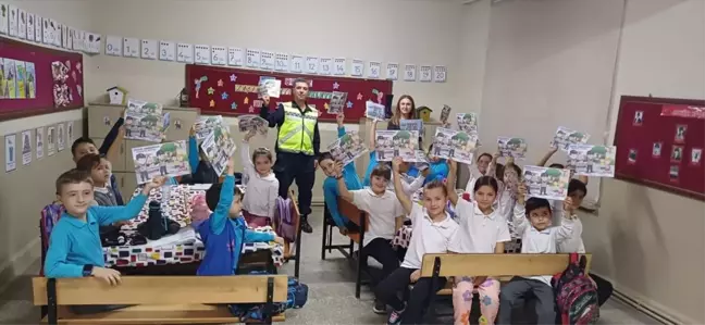 Edirne'de Jandarma Ekipleri Köy Okullarında Trafik Eğitimi Vermeye Devam Ediyor