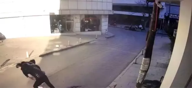 Kağıthane'da kaldırımda yürüyen arkadaşını başından bıçakladı