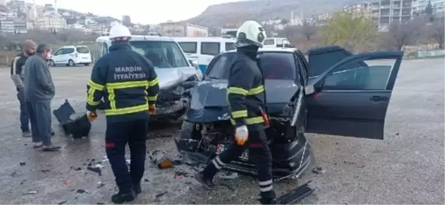 Mardin'de otomobil ile hafif ticari araç kafa kafaya çarpıştı: 4 yaralı