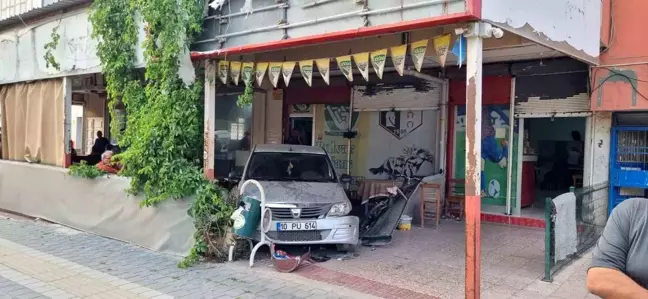 Ehliyetsiz sürücü kahvehaneye girdi, 5 kişi yaralandı
