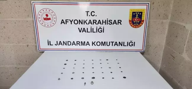 Afyonkarahisar'da Tarihi Eser Operasyonu: Otomobilde 34 Sikke ve 3 Obje Bulundu