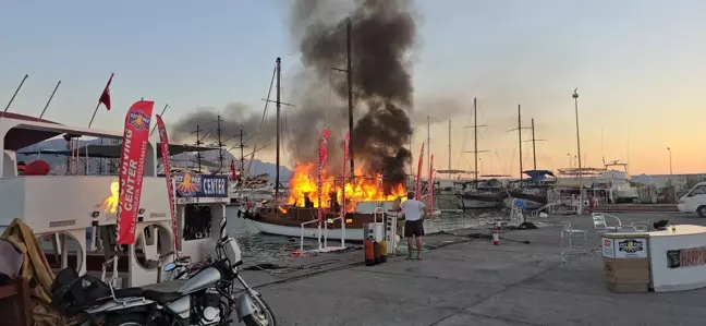 Kemer'de Tekne Yangını: 1 Tekne Tamamen Yanarken, 2 Teknede Hasar Oluştu