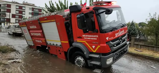 Turgutlu'da Sağanak Yağış Sonrası Cadde ve Sokaklar Göle Döndü