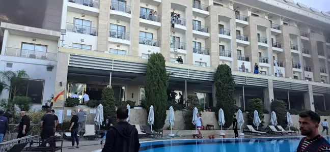 Kemer'de Otel Yangını: 48 Tatilci Mahsur Kaldı