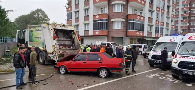 Samsun'da Çöp Kamyonu ile Otomobil Çarpıştı: 3 Yaralı