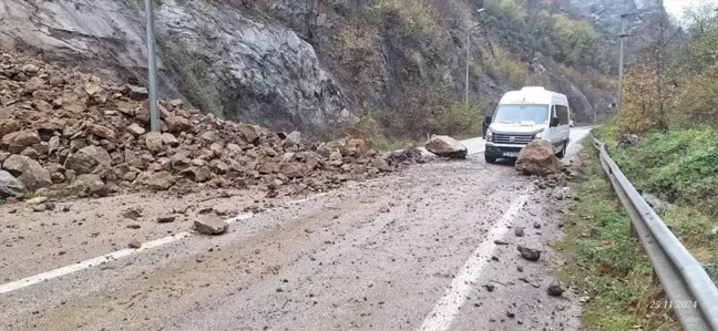 Karabük'te Toprak Kayması Ulaşımı Aksattı