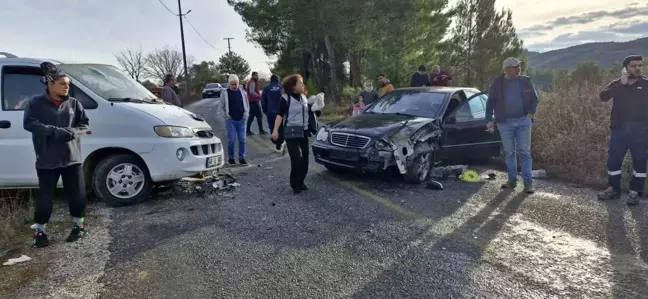 Muğla'da Minibüs ve Otomobil Çarpıştı: 3 Yaralı