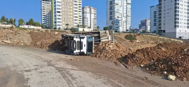 Hafriyat Kamyonu Boşaltma Sırasında Devrildi