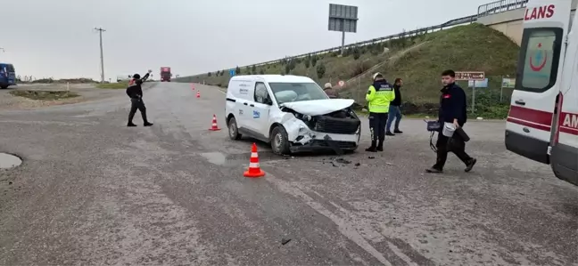 İzmir'de Minibüs ve Hafif Ticari Araç Çarpıştı: 9 Yaralı