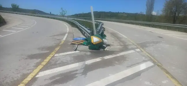 Boyabat'ta Otomobil Bariyerlere Çarptı: 2 Yaralı