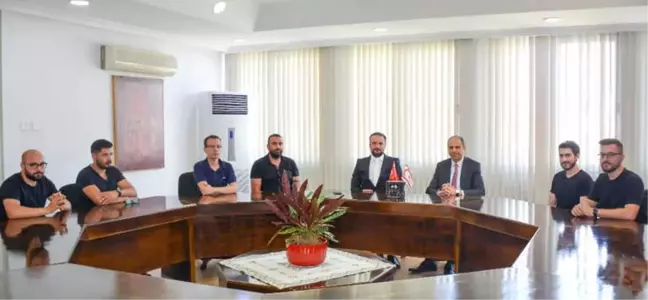 Bakan Kudret Özersay'dan Yakın Doğu Üniversitesi Robot Futbol Takımı'na Tebrik