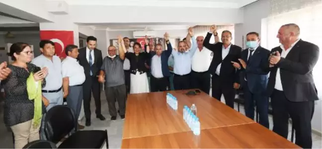 CHP'den AK Parti'ye geçen üyelere rozetlerini AK Parti'li Turan taktı