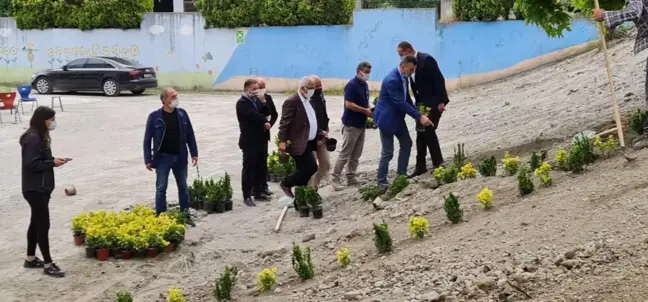Sapanca Gazipaşa İlkokulu'nun bahçesi şimdi daha güzel