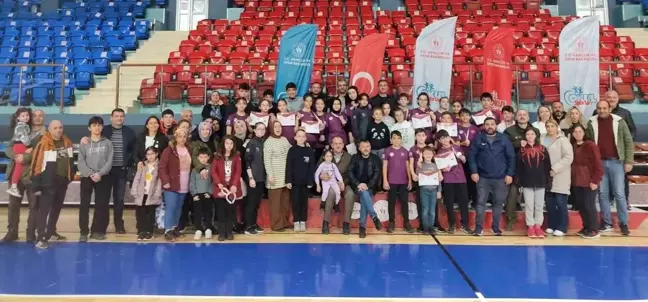 Düzce'de Okul Sporları Yıldızlar Taekwondo Müsabakaları Tamamlandı