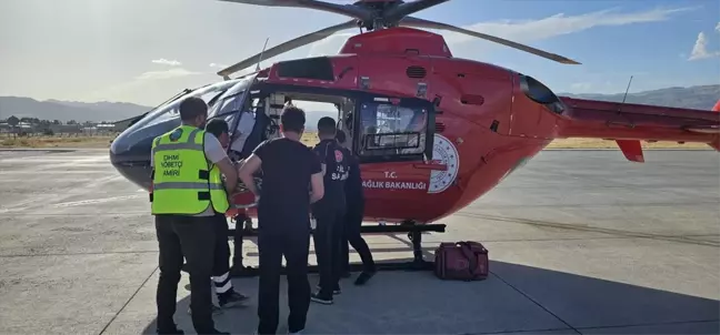 Bingöl'de bağırsak enfeksiyonu tanısı konulan hasta Elazığ'a ambulans helikopterle sevk edildi