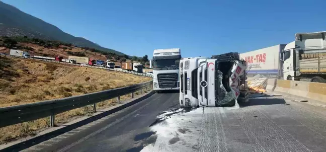 Belen'de çimento yüklü tır devrildi, sürücü yaralandı