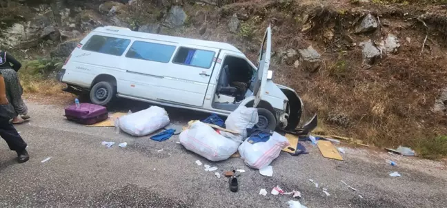 Alanya'da minibüs devrildi: 3'ü çocuk 6 kişi yaralandı