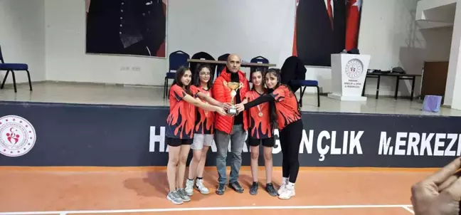 Hakkari'de Okul Sporları Masa Tenisi Müsabakaları Sona Erdi