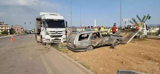 Hatay'da Tofaş ile tır çarpıştı: 4 yaralı