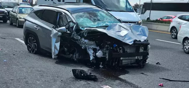 Ankara'da Durakta Bekleyenlere Araç Daldı: 2 Yaralı