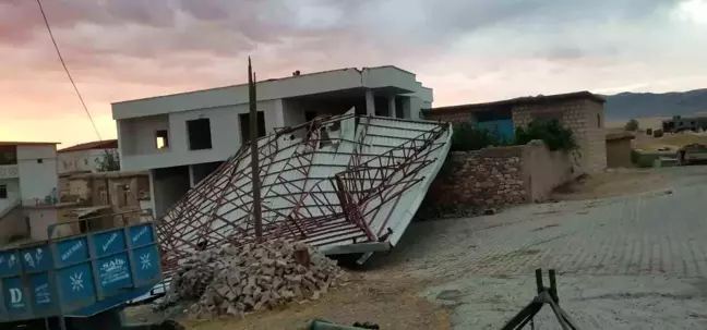 Diyarbakır'da fırtına nedeniyle cami çatısı uçtu