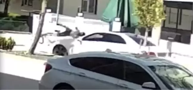 Afganistanlı öğrenci bisikletiyle geçerken otomobilin çarptığı anlar kamerada