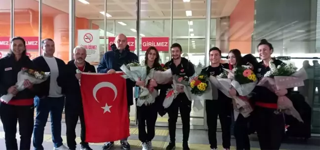 Dünya şampiyonu cimnastikçiler, İzmir'de karşılandı