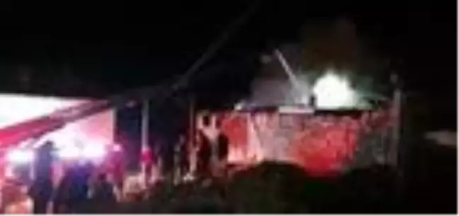 Uşak'ta 2 kardeşin bitişik evleri yandı