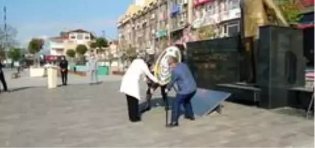 Sakarya'da sosyal mesafeye uyularak çelenk sunma töreni düzenlendi