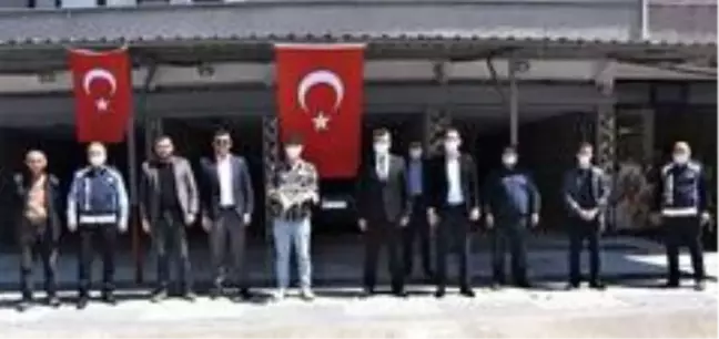 Bayrağı çalınan esnafa belediye ve jandarmadan bayrak ve Kur'an hediyesi