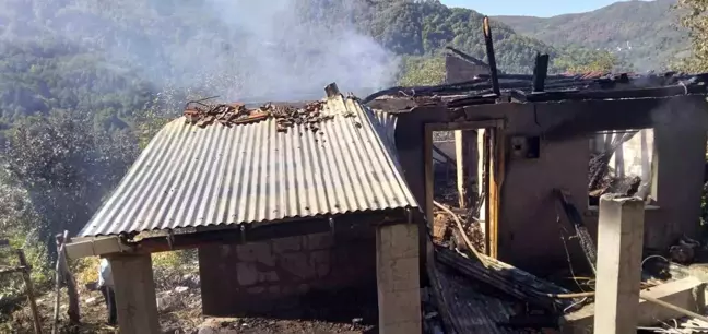 Kastamonu'da ev yangını: Ev kullanılamaz hale geldi