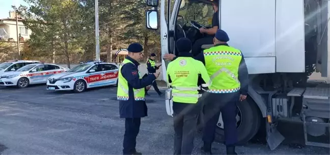 Afyonkarahisar'da Kış Lastiği Denetimi: 8 Sürücüye 31 Bin 881 TL Cezai İşlem