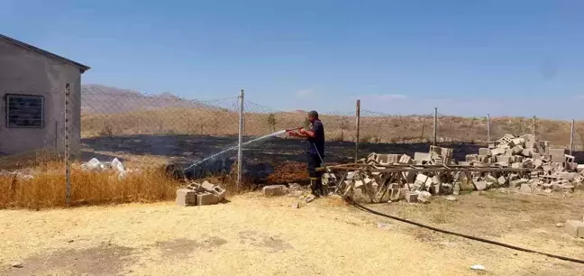 Van'ın Tuşba ilçesinde çıkan anız yangını söndürüldü