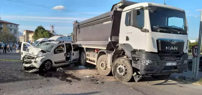 Balıkesir'de hafif ticari araçla kamyon çarpıştı, 6 kişi yaralandı