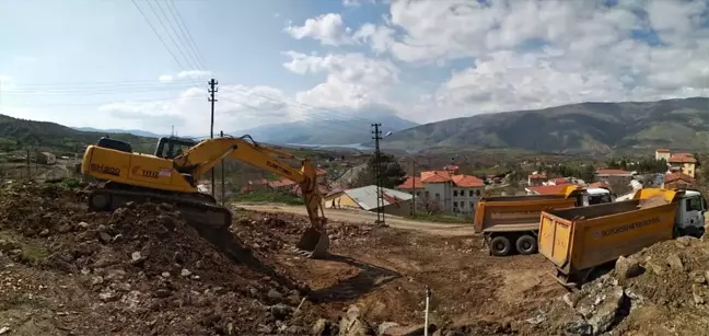 Malatya'da ağır hasarlı evlerin kontrollü şekilde yıkımı devam ediyor