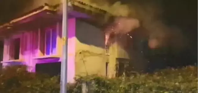 Son dakika... Bursa'da, metruk binada çıkan yangında bir kişi yaralandı