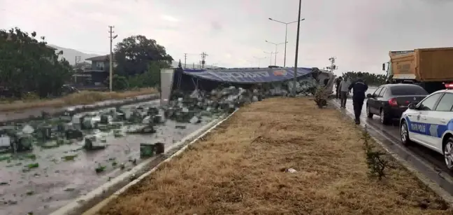 Manisa'da tır devrildi, alkol yüklü kutular yola saçıldı