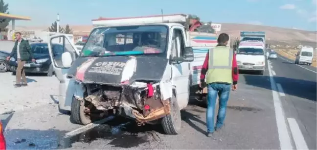 Birecik'te Otomobil ile Kamyonet Çarpıştı: 8 Yaralı
